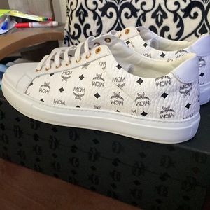 I’m selling these visetos white mcm shoes